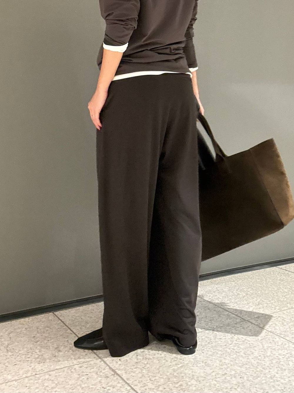 グレー系のその他パンツ、ホワイト系のTシャツ/カットソー、ブラウン系のTシャツ/カットソーを着用したレディースの秋コーディネートの7枚目の写真