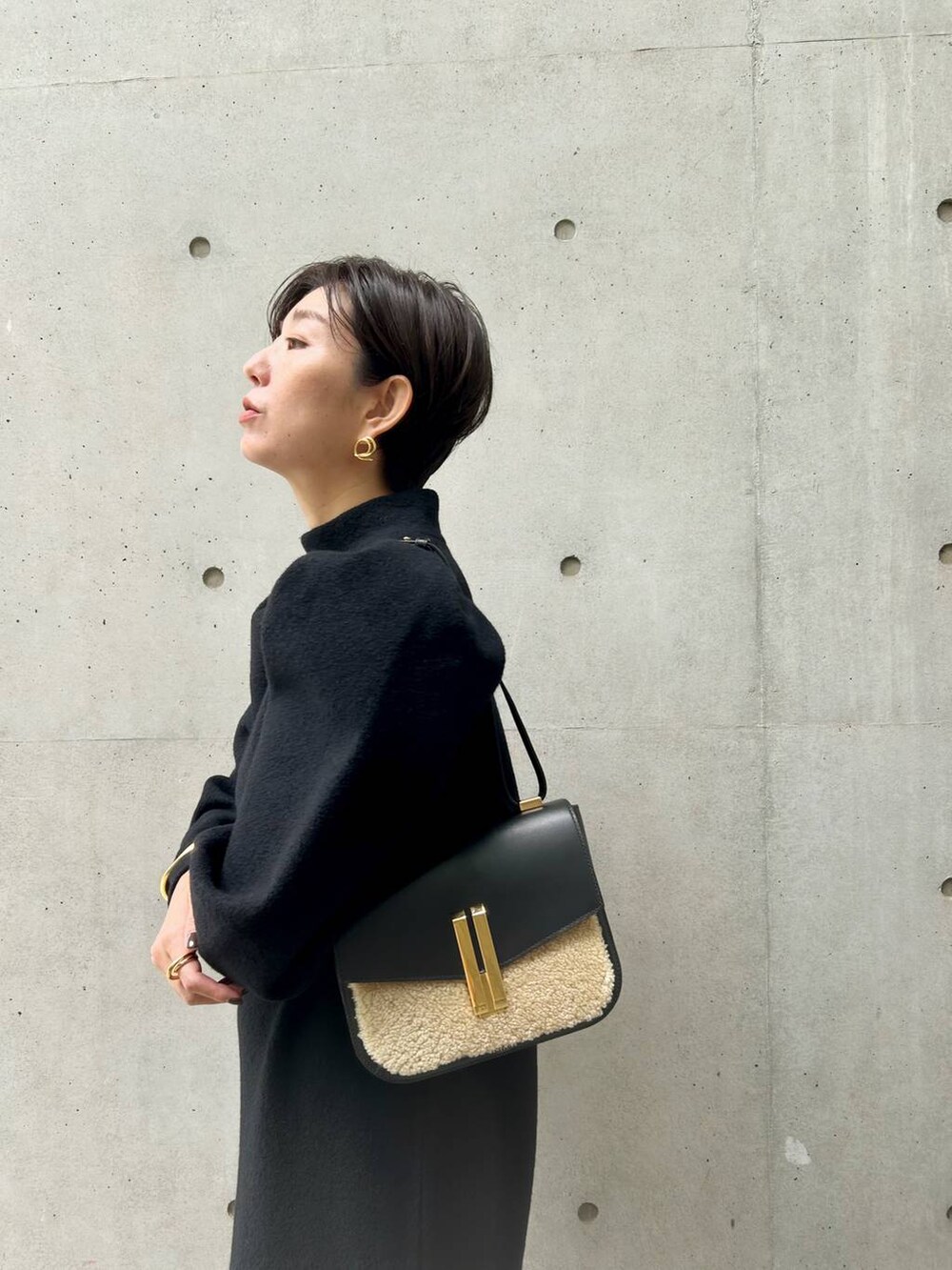 ブラック系のワンピースを着用したレディースの秋コーディネートの8枚目の写真