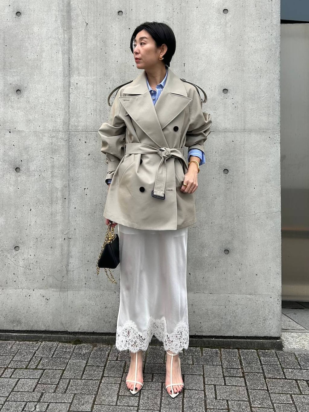 その他のシャツ/ブラウス、ベージュ系のトレンチコートを着用したレディースの冬コーディネートの2枚目の写真