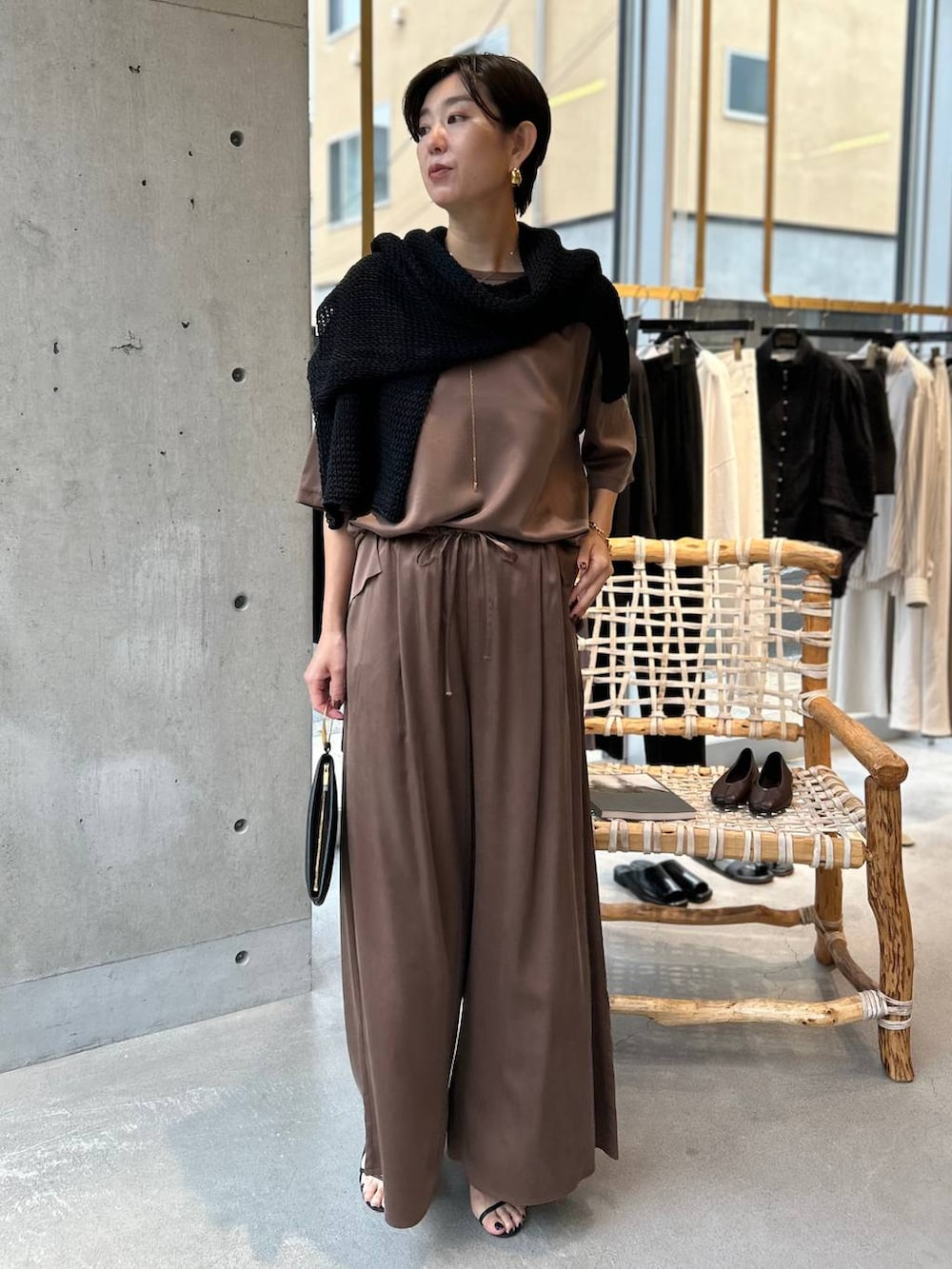 ブラウン系のその他パンツ、ブラック系のサンダル、ブラウン系のTシャツ/カットソーを着用したレディースの夏コーディネートの2枚目の写真
