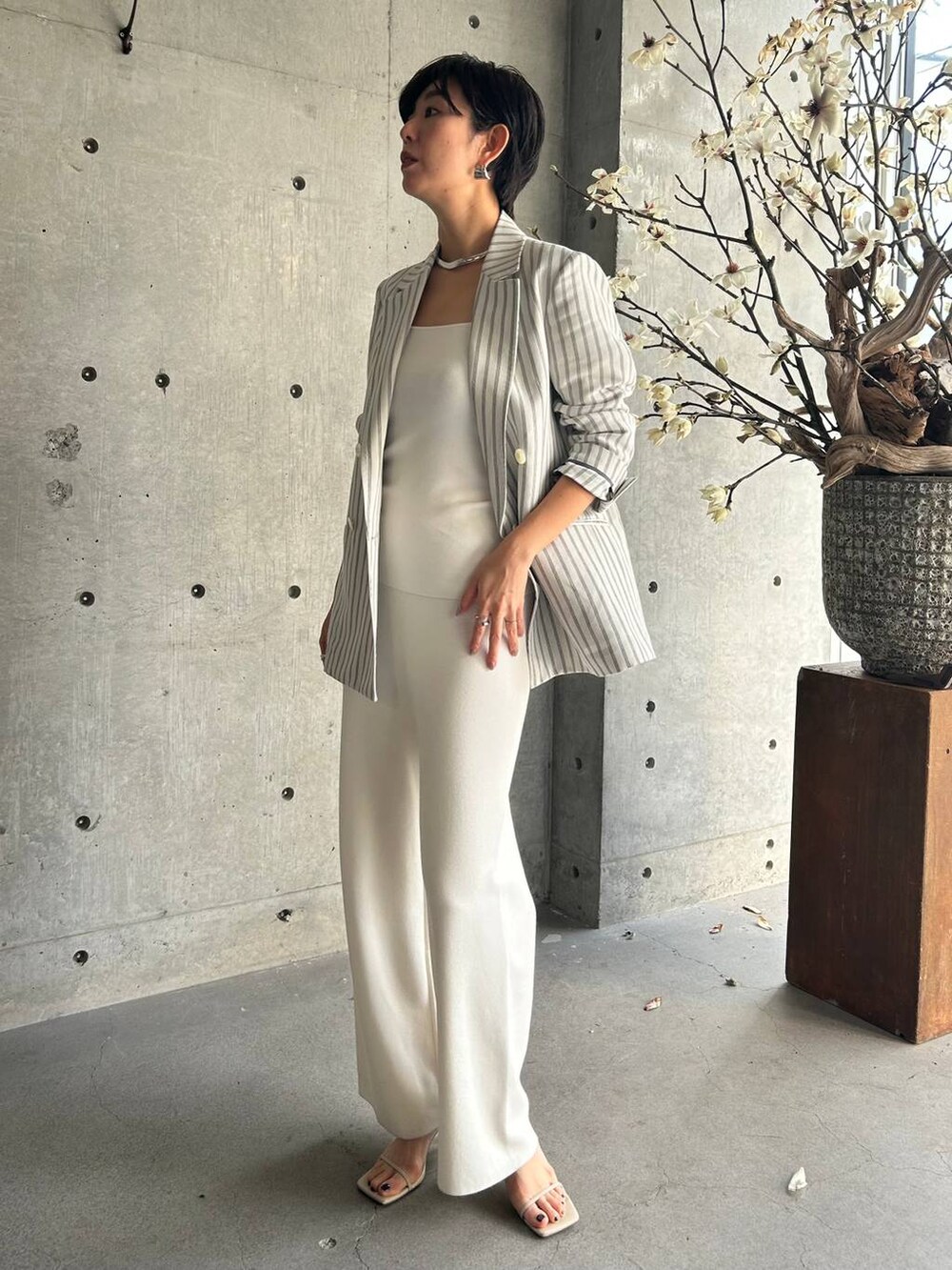 ホワイト系のその他パンツ、ホワイト系のタンクトップ、ベージュ系のサンダルを着用したレディースの冬コーディネートの2枚目の写真