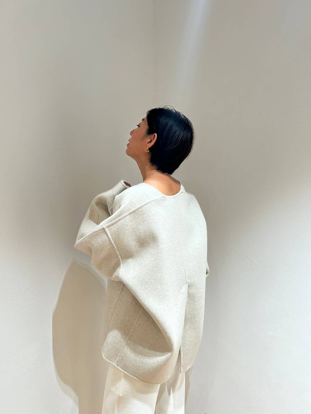 ホワイト系のその他パンツ、ホワイト系のその他トップス、ベージュ系のサンダルを着用したレディースの秋コーディネートの9枚目の写真