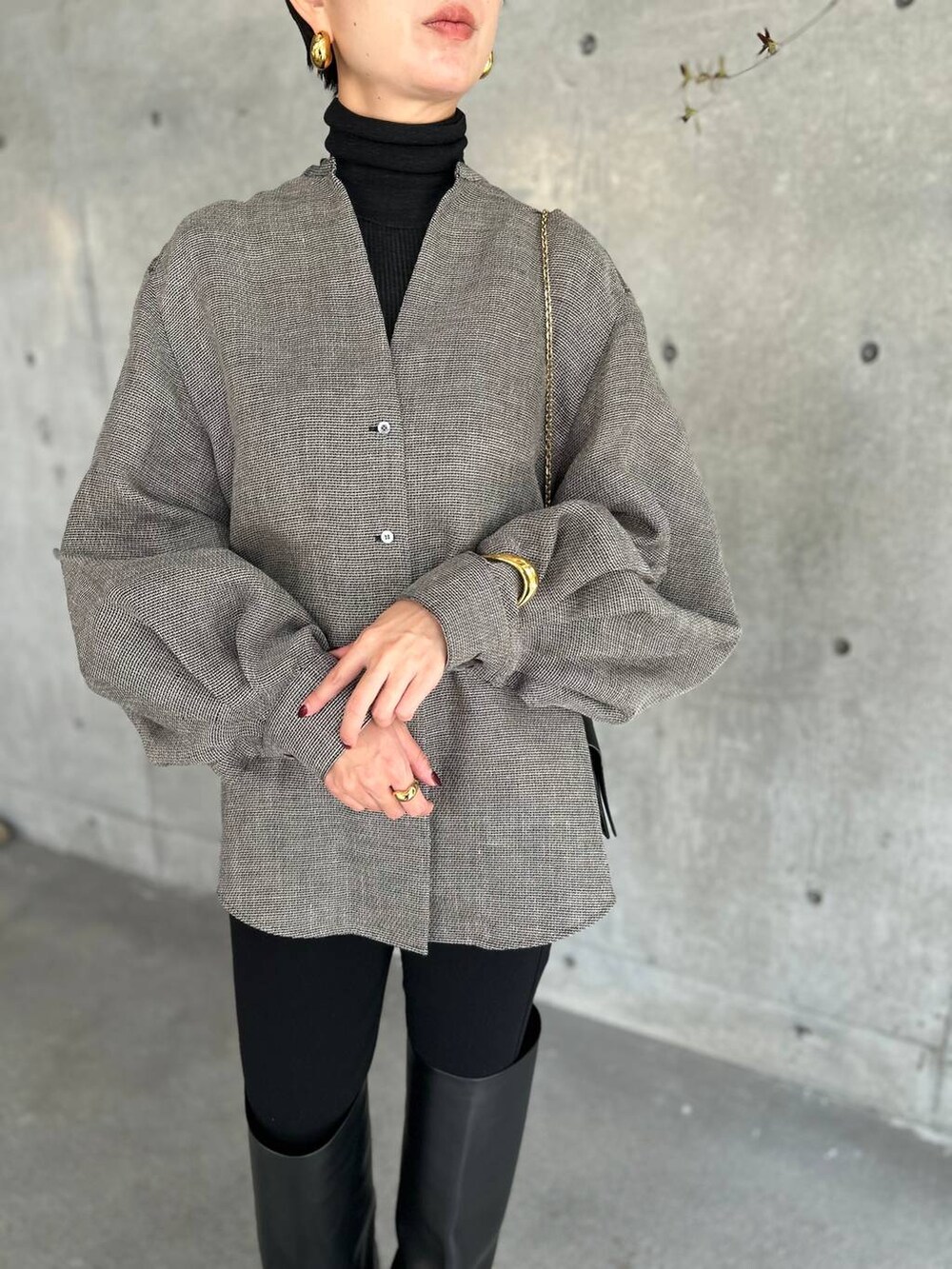 ブラック系のニット/セーター、ブラック系のその他パンツ、ブラック系のシャツ/ブラウスを着用したレディースの秋コーディネートの7枚目の写真