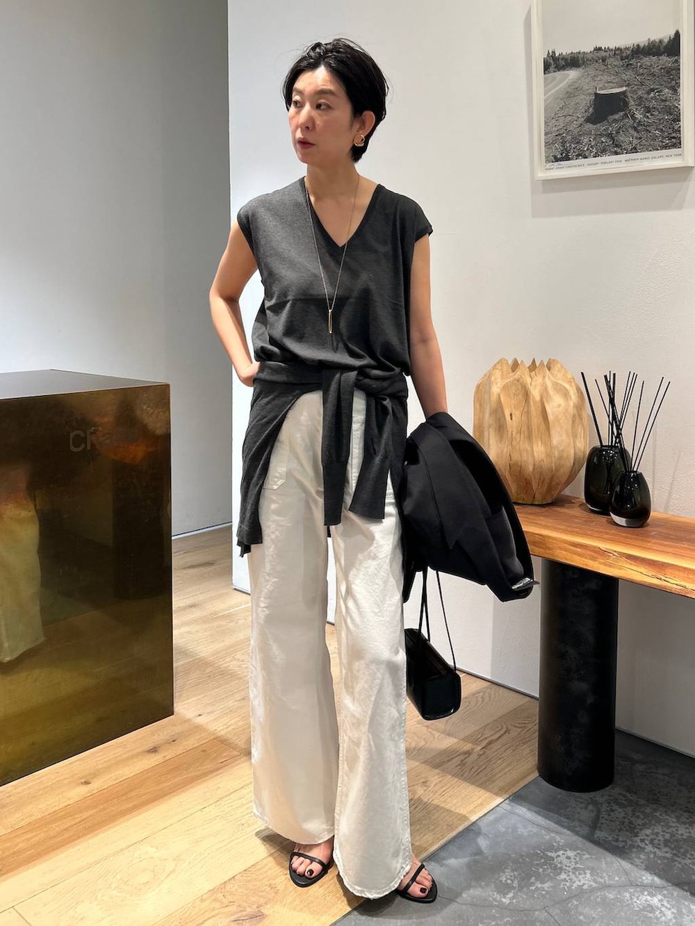 ホワイト系のデニムパンツ、グレー系のニット/セーター、グレー系のカーディガン/ボレロを着用したレディースの春コーディネートの5枚目の写真