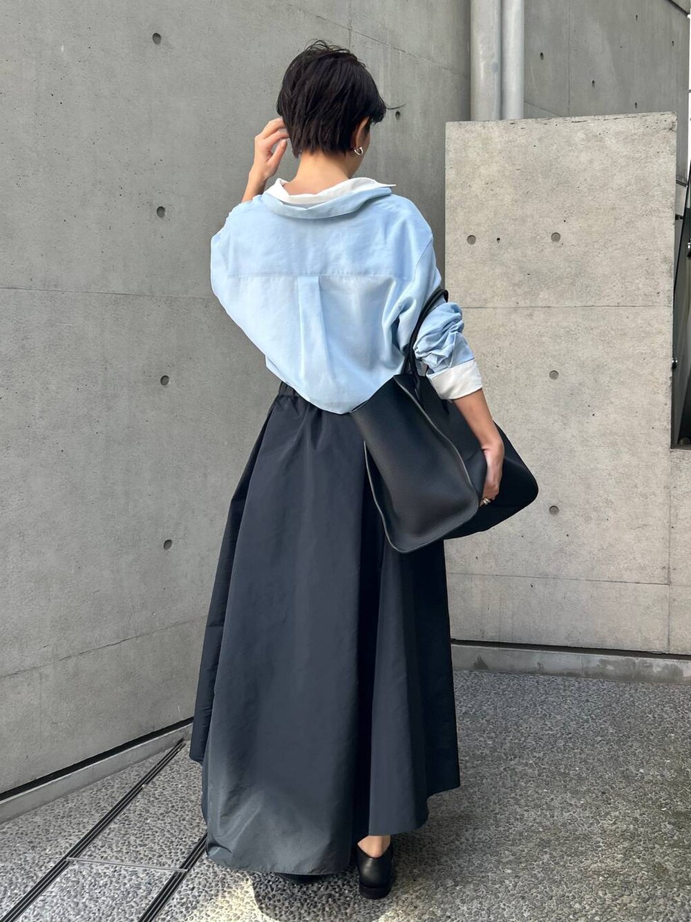 ホワイト系のシャツ/ブラウス、ブルー系のシャツ/ブラウスを着用したレディースの春コーディネートの5枚目の写真