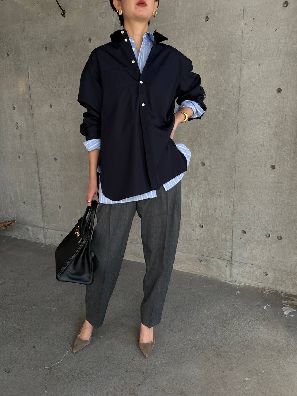 その他のシャツ/ブラウス、ブルー系のシャツ/ブラウス、グレー系のスラックスを着用したレディースの冬コーディネートの5枚目の写真