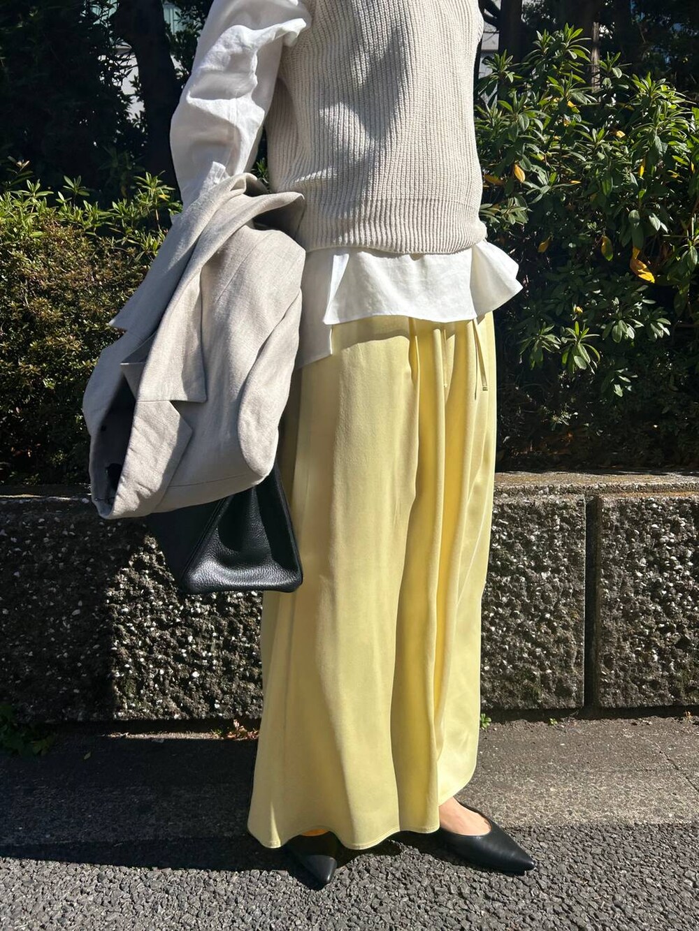 イエロー系のその他パンツ、ホワイト系のベスト、ベージュ系のテーラードジャケットを着用したレディースの冬コーディネートの7枚目の写真