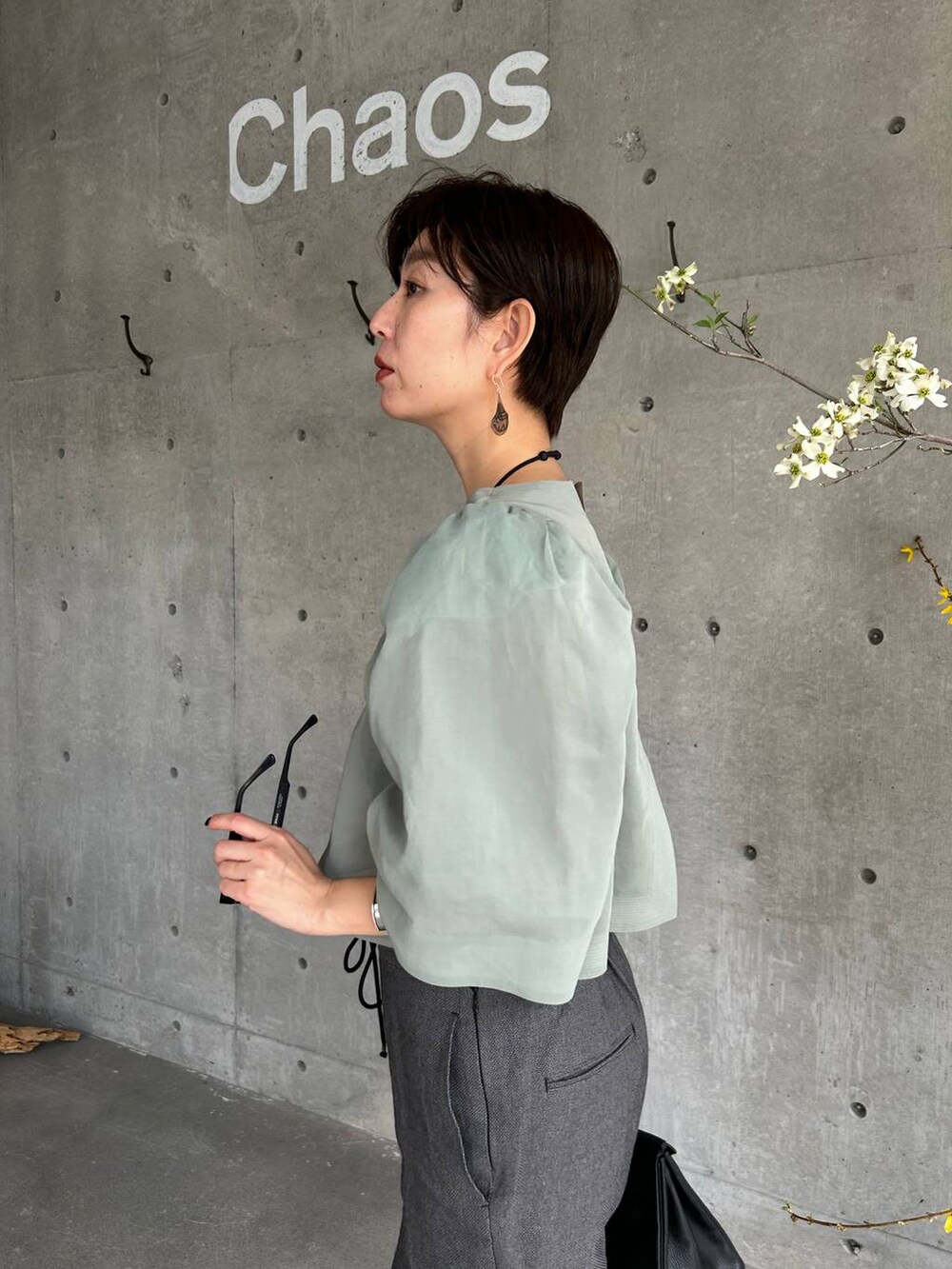 ブラック系のチューブトップ、ブラック系のその他パンツ、グリーン系のシャツ/ブラウスを着用したレディースの春コーディネートの7枚目の写真