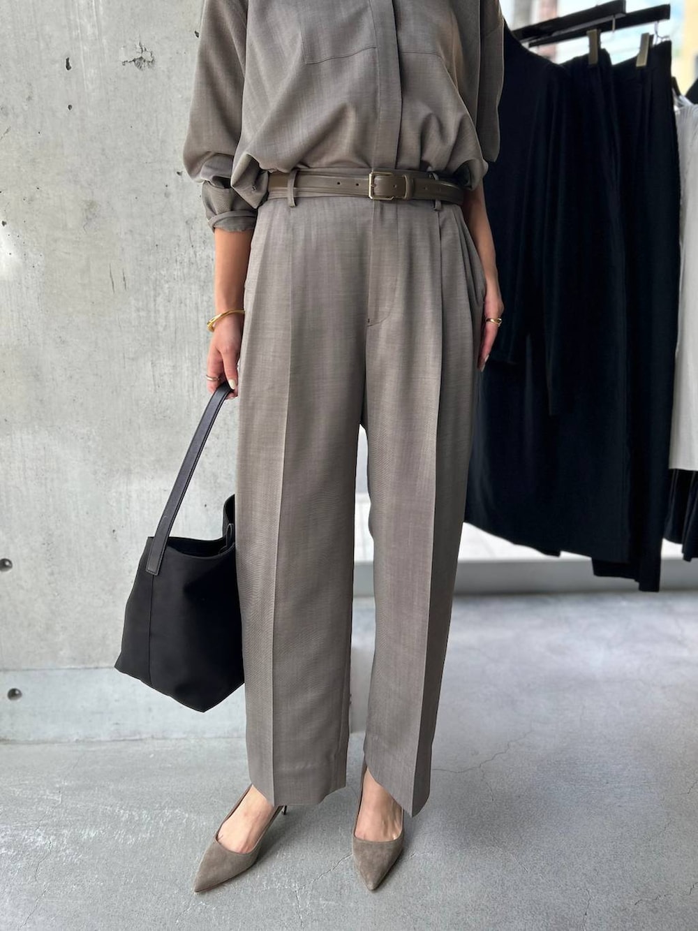 ベージュ系のカーディガン/ボレロ、ブラウン系のシャツ/ブラウス、ブラウン系のスラックスを着用したレディースの秋コーディネートの6枚目の写真