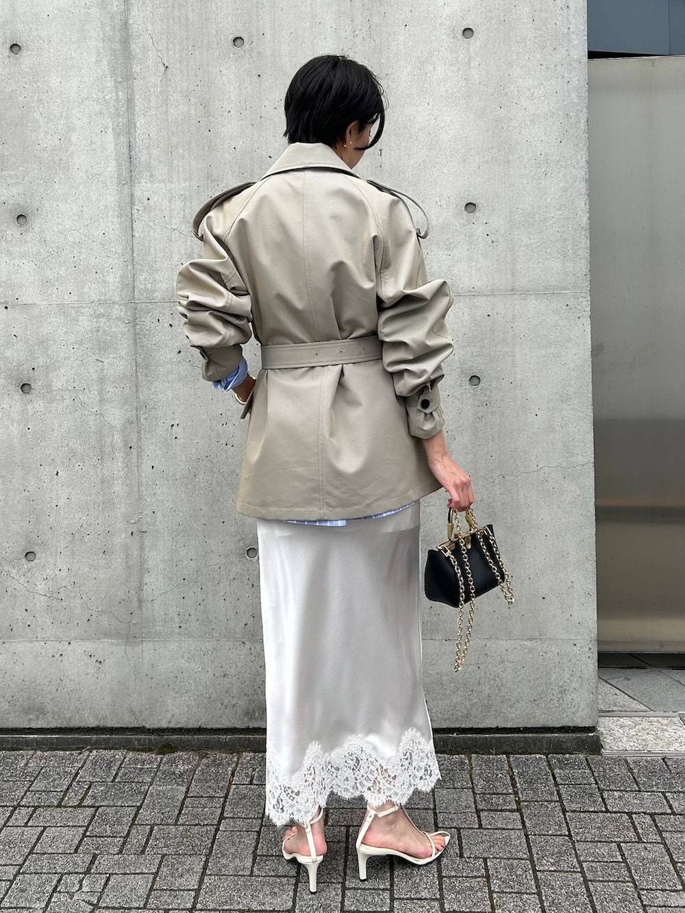 その他のシャツ/ブラウス、ベージュ系のトレンチコートを着用したレディースの冬コーディネートの5枚目の写真