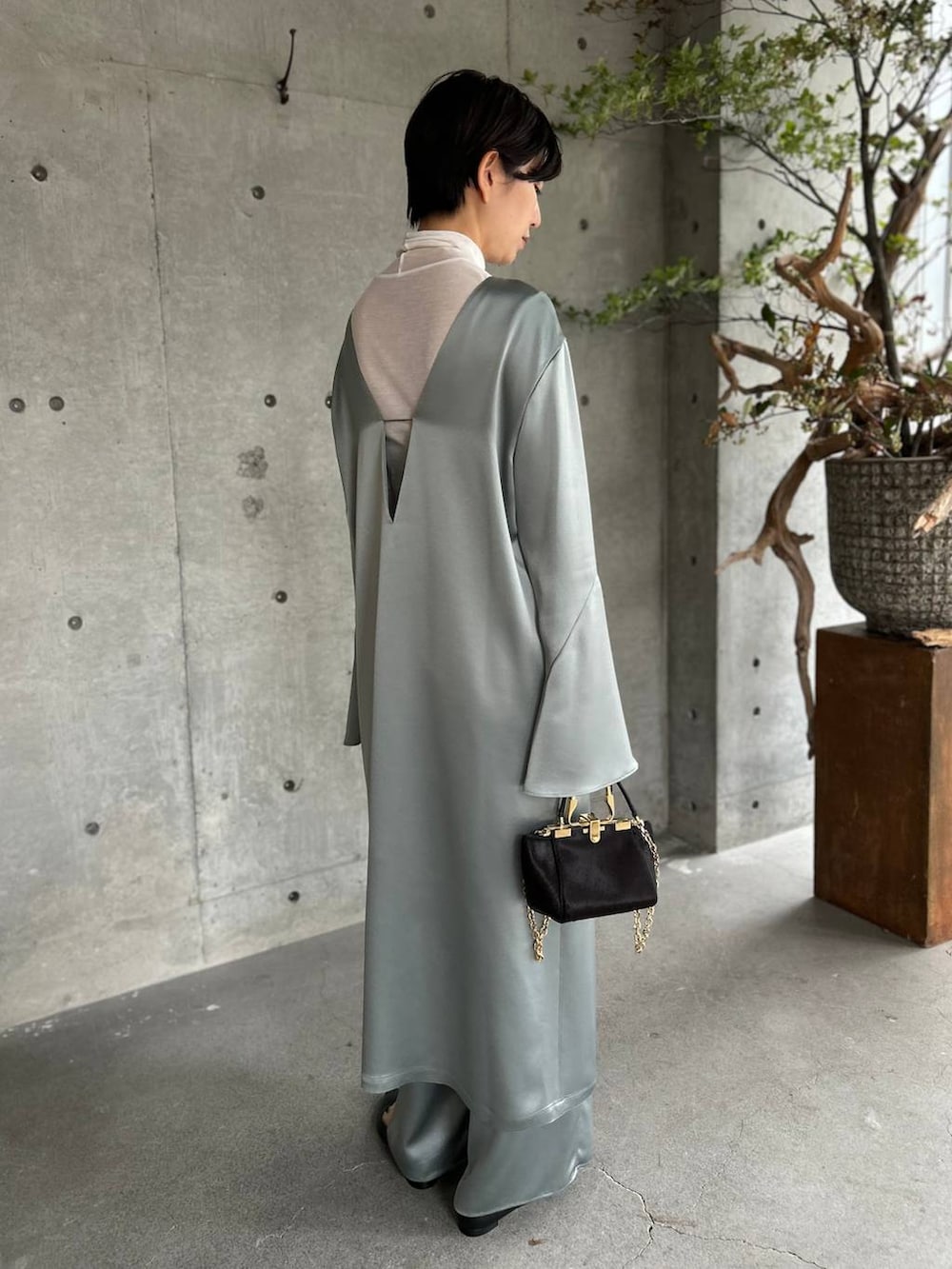 ホワイト系のその他トップス、グリーン系のその他パンツ、グリーン系のワンピースを着用したレディースの秋コーディネートの5枚目の写真