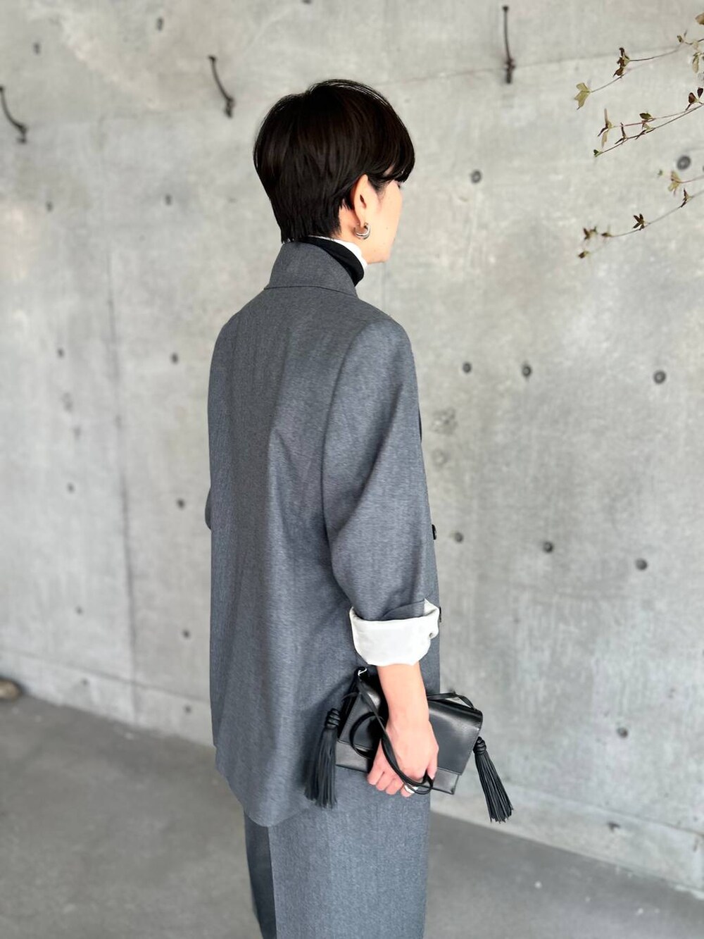 ホワイト系のその他トップス、ブラック系のニット/セーター、グレー系のテーラードジャケットを着用したレディースの秋コーディネートの6枚目の写真