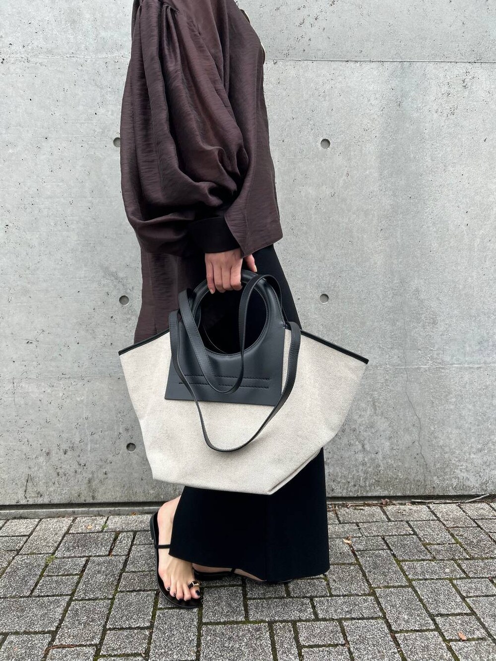 ブラウン系のシャツ/ブラウス、ブラック系のスカートを着用したレディースの春コーディネートの7枚目の写真