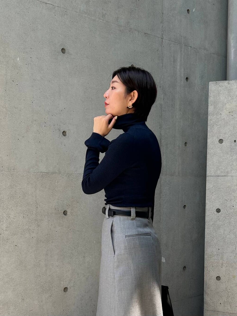 ブルー系のその他アウター、ブルー系のニット/セーター、グレー系のスカートを着用したレディースの秋コーディネートの7枚目の写真