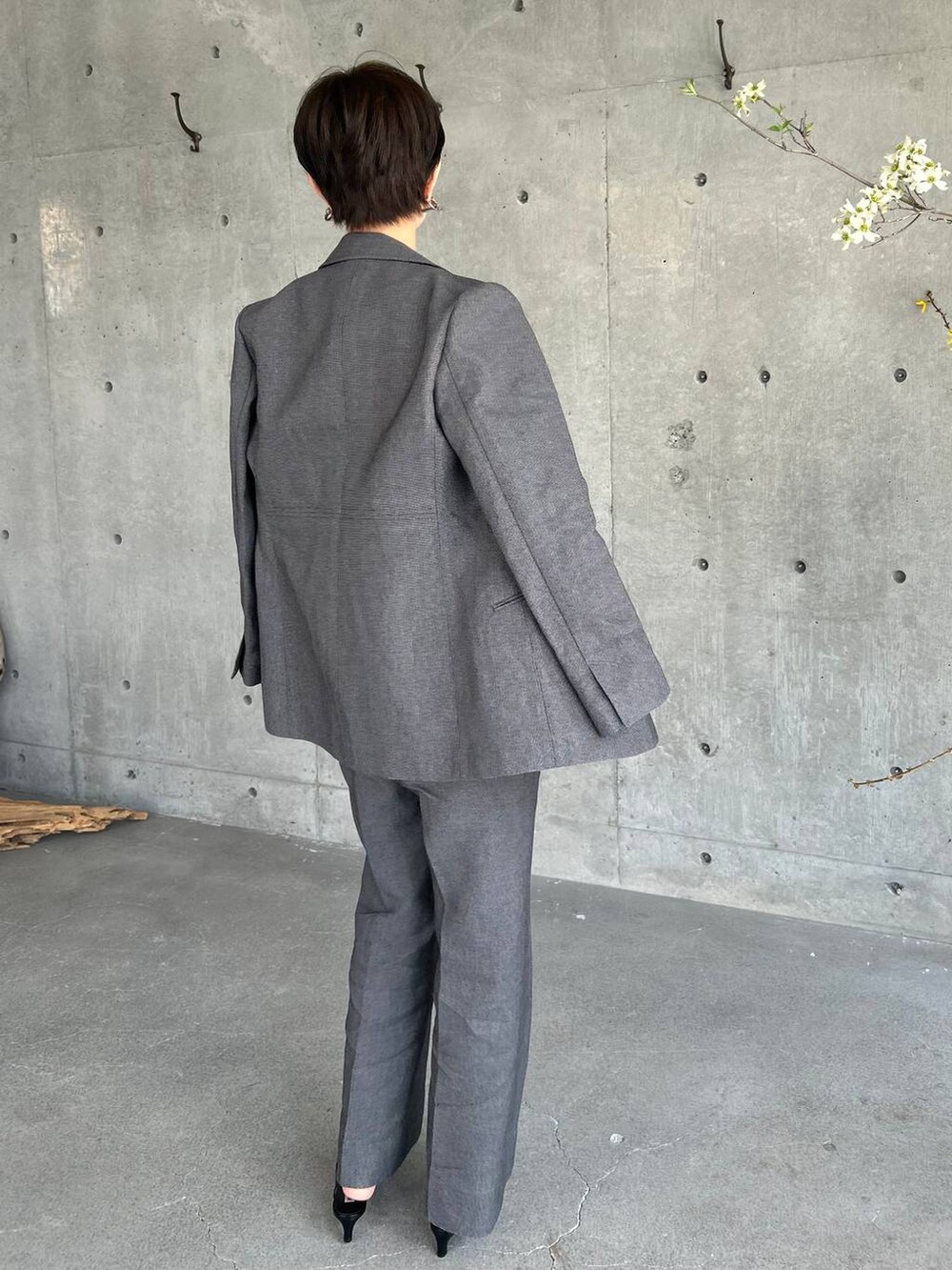 ブラック系のテーラードジャケット、ブラック系のその他パンツ、ブラック系のベストを着用したレディースの春コーディネートの5枚目の写真