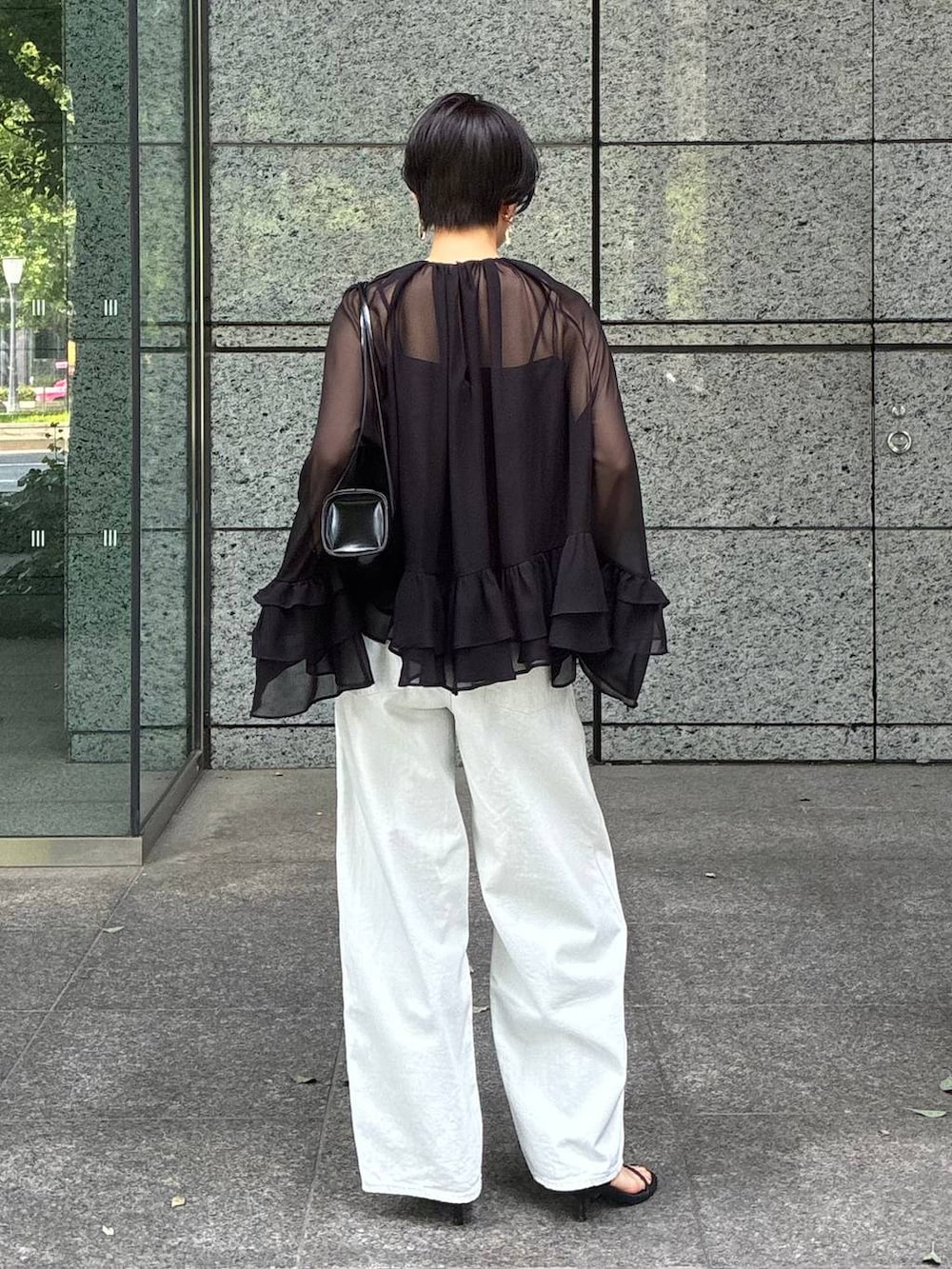 ホワイト系のデニムパンツを着用したレディースの夏コーディネートの4枚目の写真