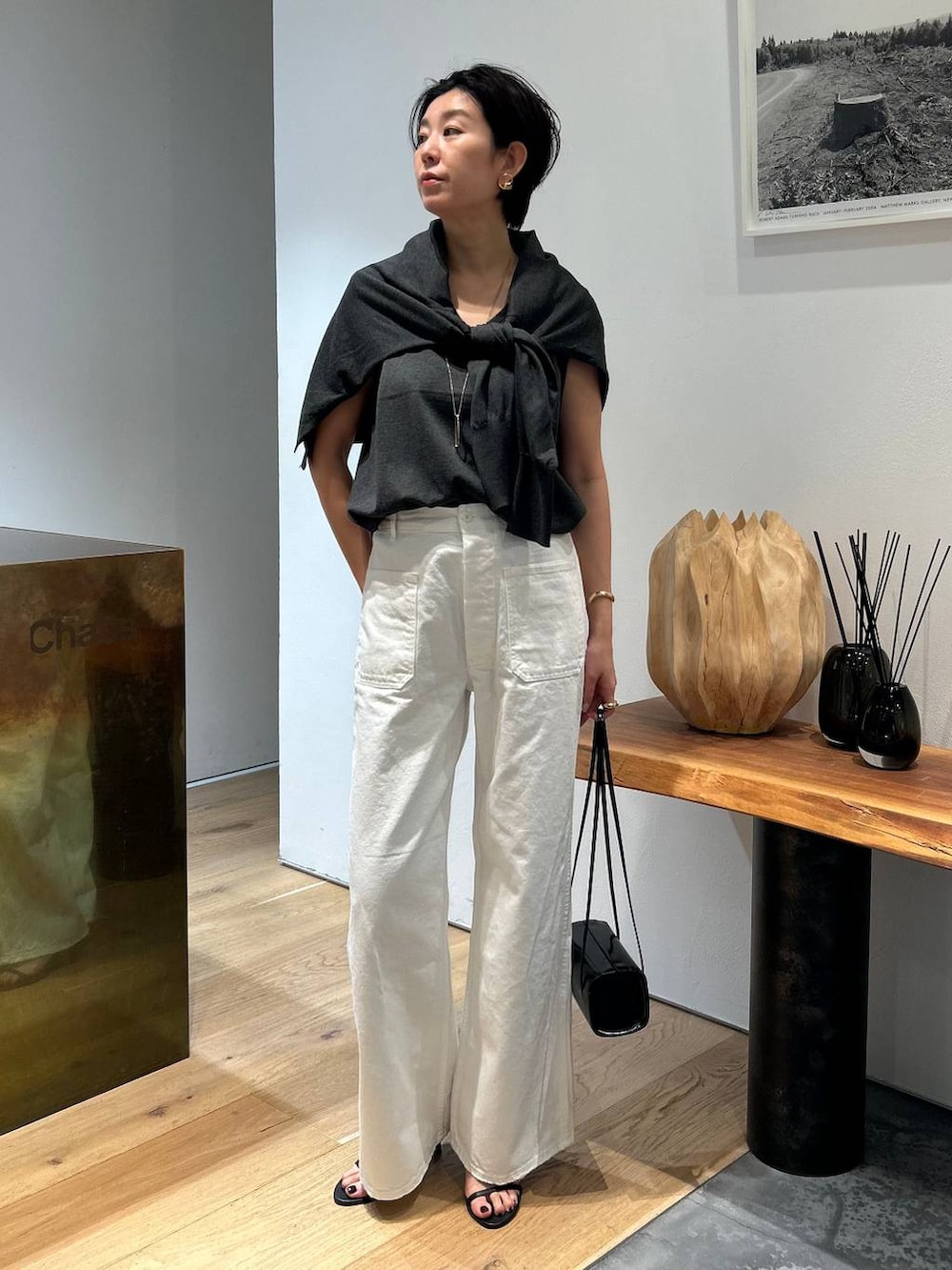 ホワイト系のデニムパンツ、グレー系のニット/セーター、グレー系のカーディガン/ボレロを着用したレディースの春コーディネートの6枚目の写真