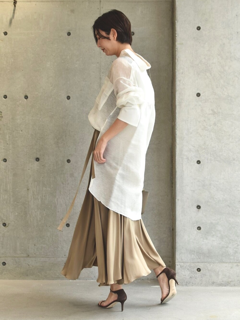 ホワイト系のシャツ/ブラウス、ブラック系のタンクトップ、ブラウン系のスカートを着用したレディースの春コーディネートの2枚目の写真