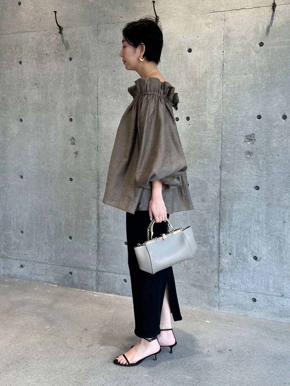 ブラウン系のシャツ/ブラウス、ブラック系のスカートを着用したレディースの春コーディネートの3枚目の写真