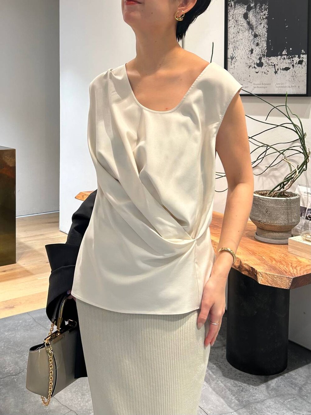 ホワイト系のシャツ/ブラウス、グレー系のスカートを着用したレディースの春コーディネートの7枚目の写真