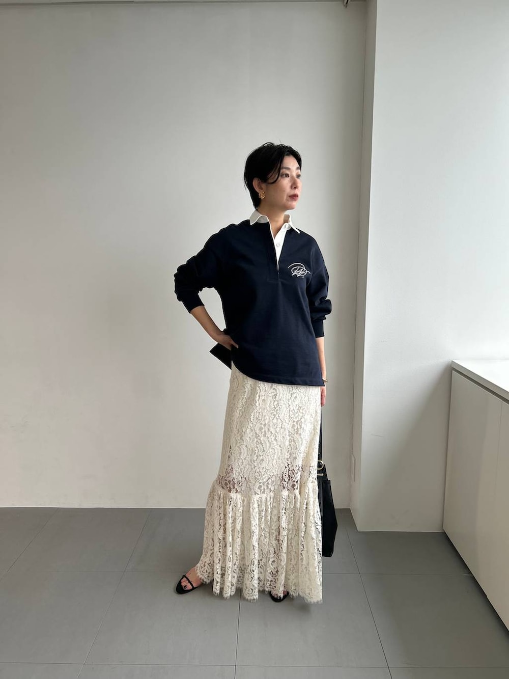 ホワイト系のスカート、ベージュ系のトレンチコートを着用したレディースの冬コーディネートの5枚目の写真