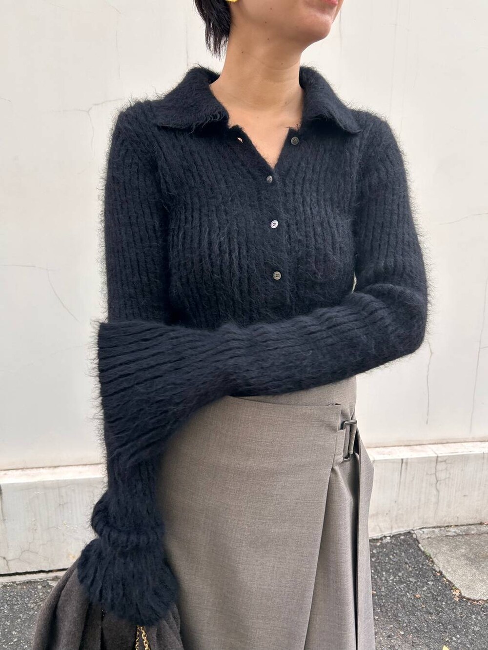 ブラック系のニット/セーター、ベージュ系のスカート、ブラウン系のストール/ショールを着用したレディースの冬コーディネートの5枚目の写真