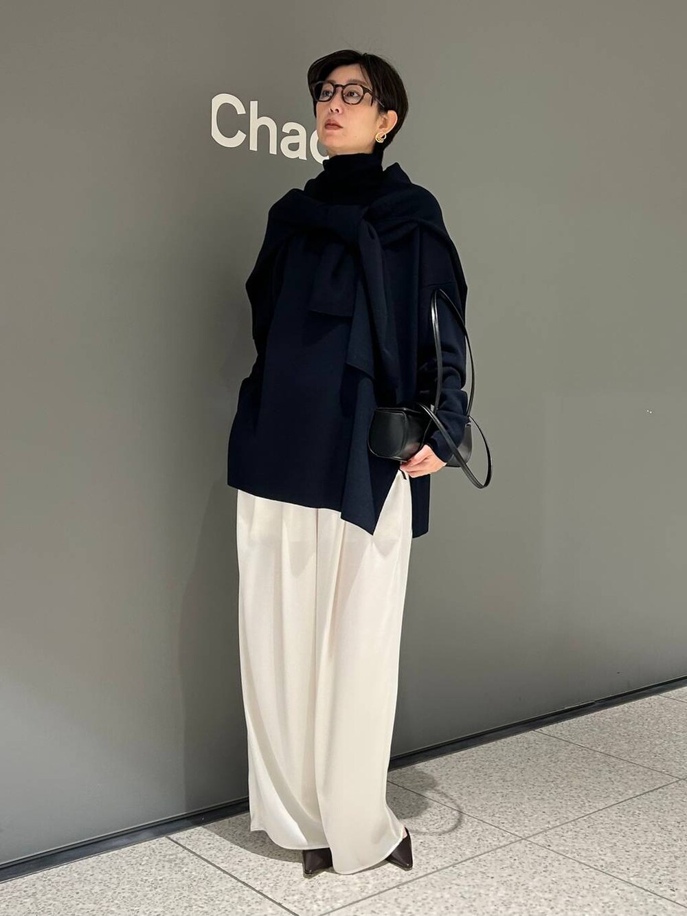 ブルー系のニット/セーター、ブルー系のニット/セーター、ホワイト系のその他パンツを着用したレディースの秋コーディネートの5枚目の写真