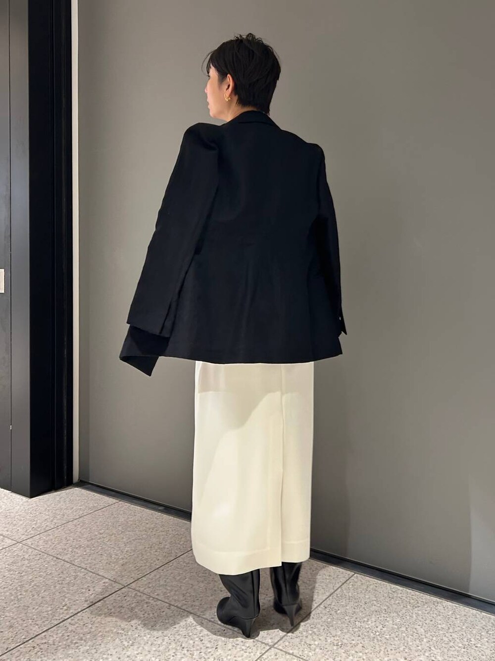 ブラック系のテーラードジャケットを着用したレディースの秋コーディネートの5枚目の写真