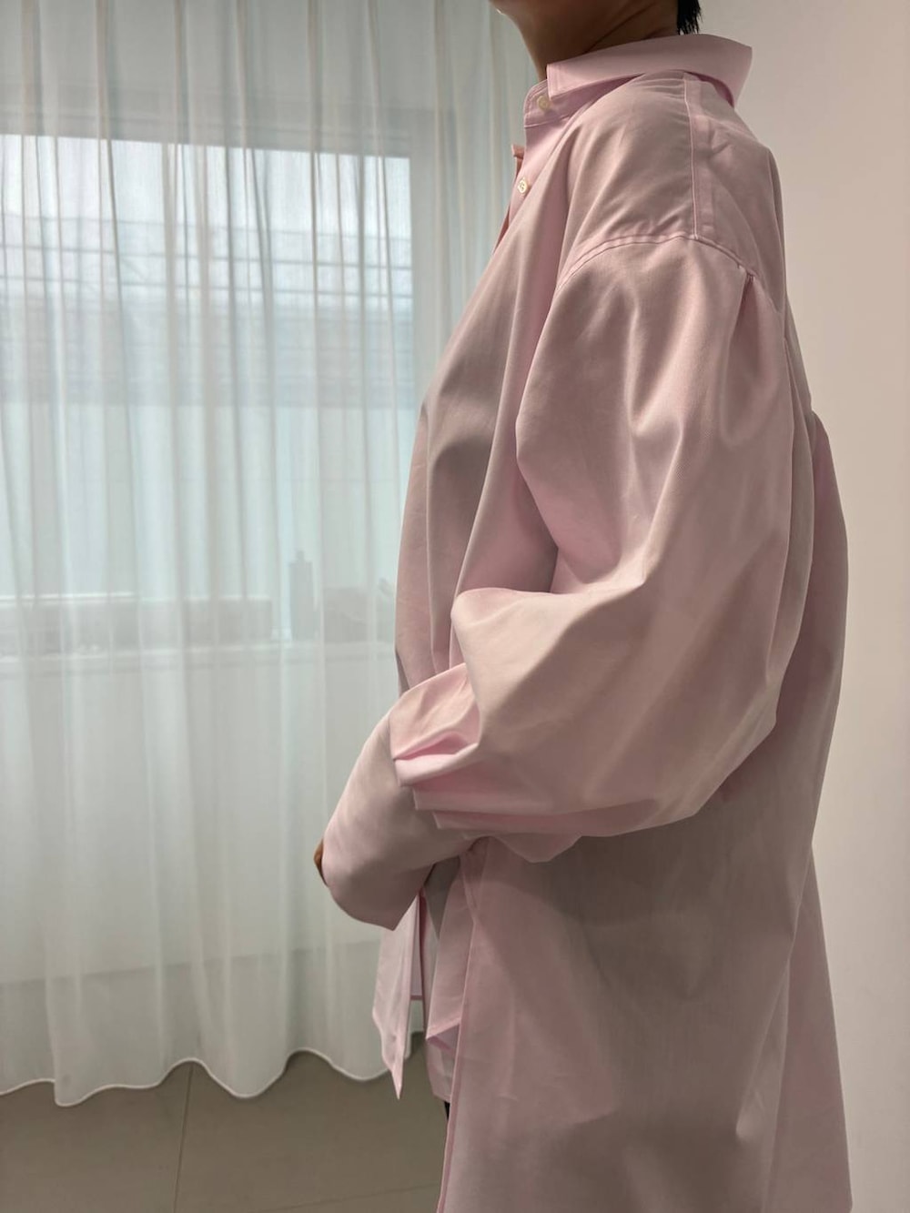 ブラウン系のカーディガン/ボレロ、ピンク系のシャツ/ブラウス、ブラウン系のスカートを着用したレディースの夏コーディネートの7枚目の写真