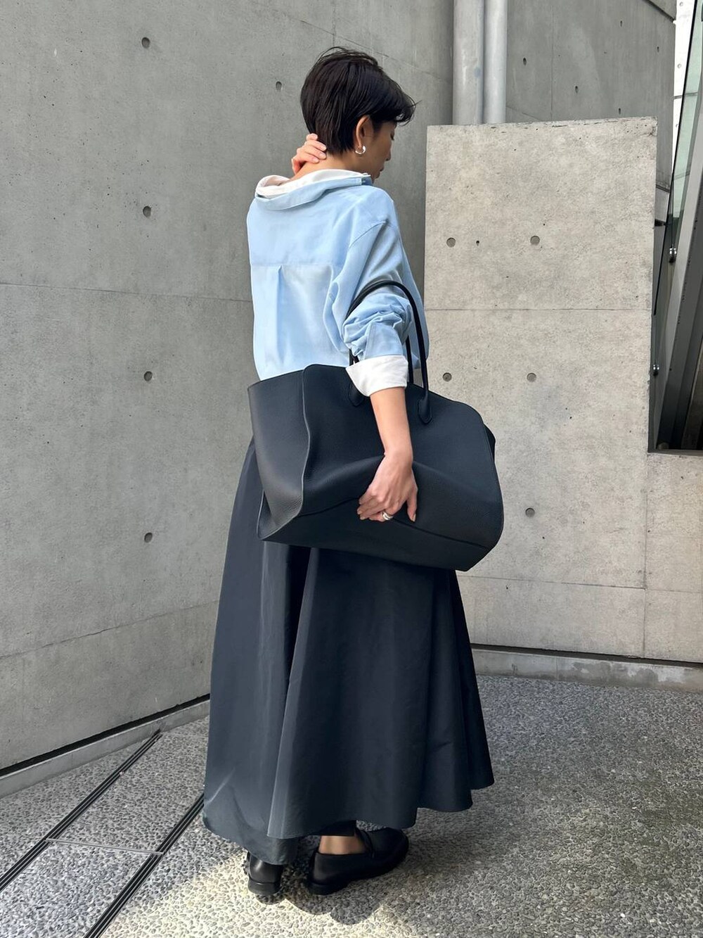 ホワイト系のシャツ/ブラウス、ブルー系のシャツ/ブラウスを着用したレディースの春コーディネートの4枚目の写真