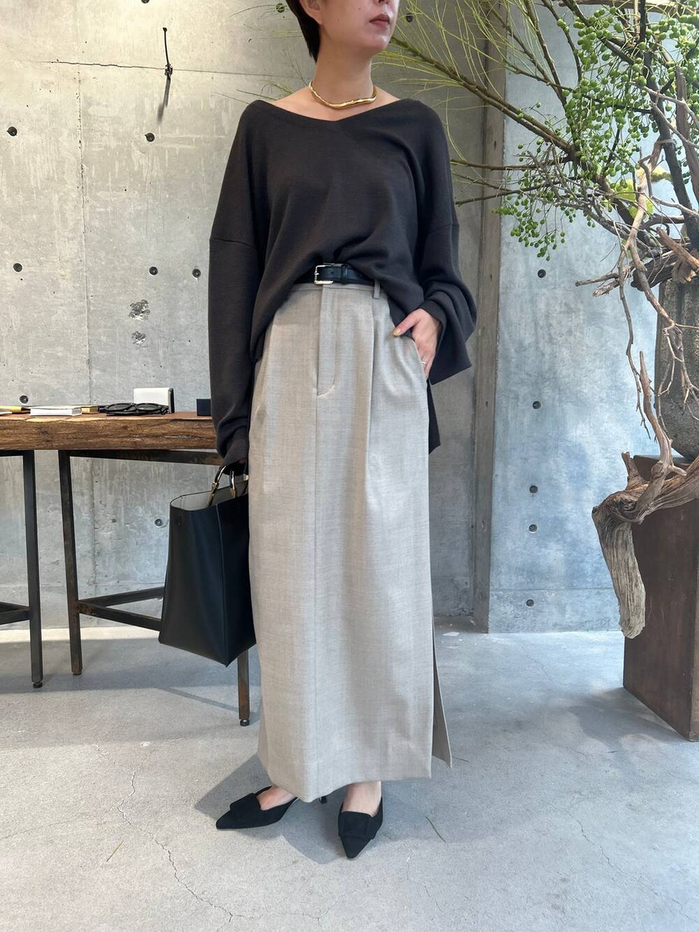 ブラウン系のニット/セーター、ベージュ系のスカート、ベージュ系のスカートを着用したレディースの秋コーディネートの7枚目の写真