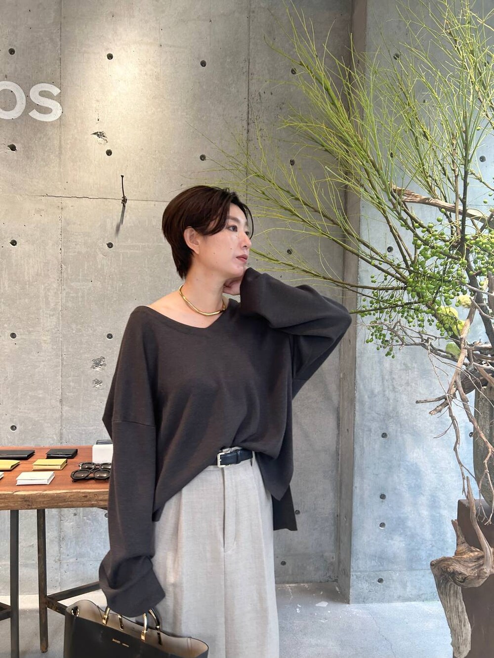 ブラウン系のニット/セーター、ベージュ系のスカート、ベージュ系のスカートを着用したレディースの秋コーディネートの4枚目の写真