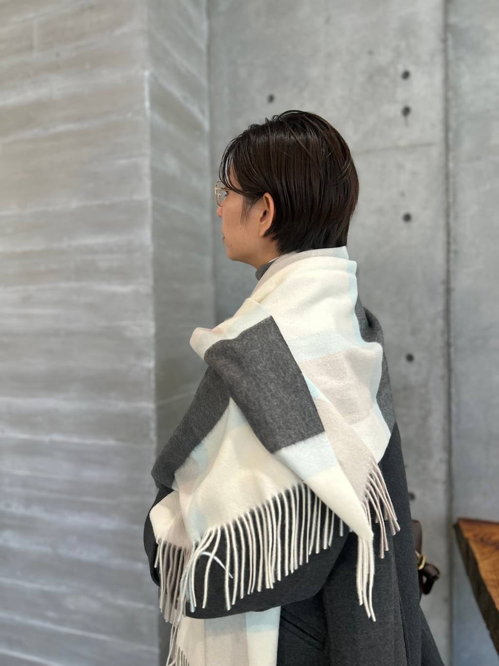 ホワイト系のその他トップス、グレー系のピーコート、グレー系のニット/セーターを着用したレディースの秋コーディネートの5枚目の写真