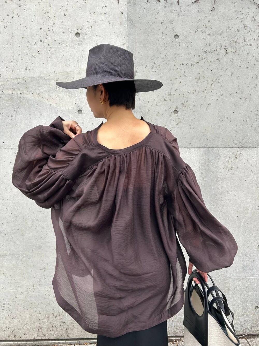 ブラウン系のシャツ/ブラウス、ブラック系のスカートを着用したレディースの春コーディネートの5枚目の写真