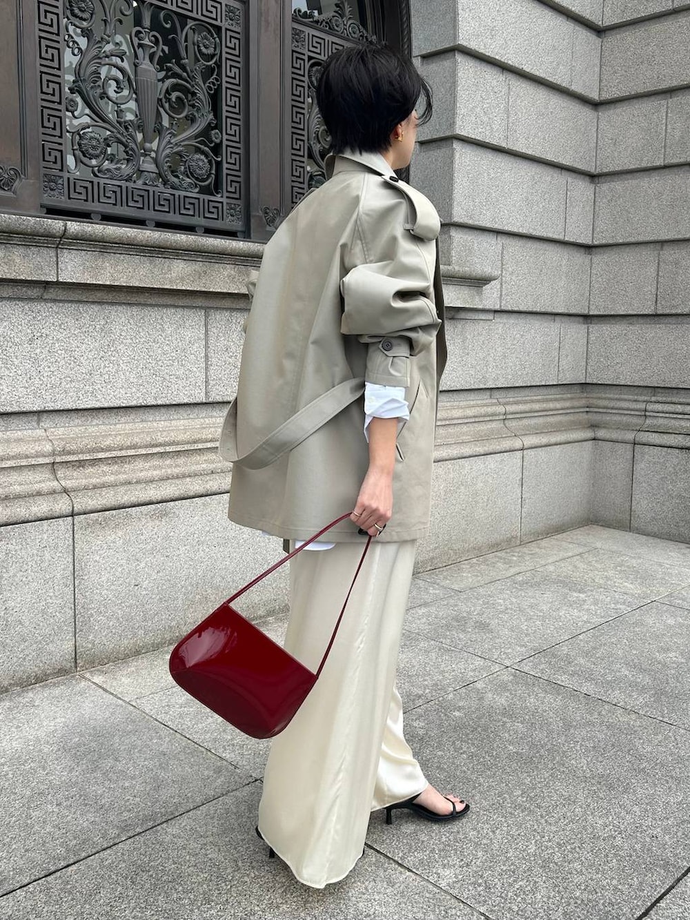 ホワイト系のシャツ/ブラウス、ベージュ系のトレンチコート、ベージュ系のその他パンツを着用したレディースの春コーディネートの2枚目の写真