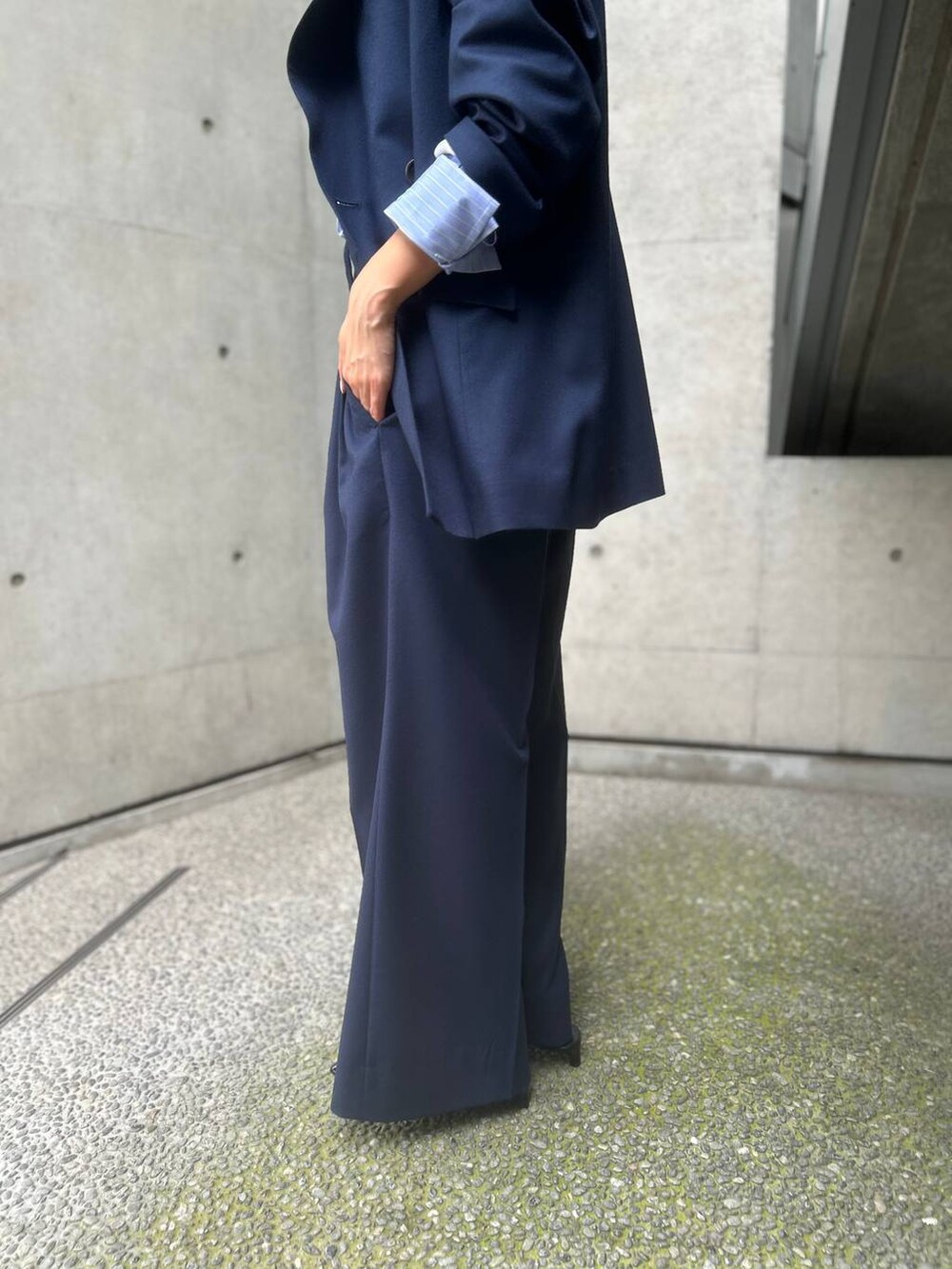 ブルー系のシャツ/ブラウス、ブルー系のスラックス、ブルー系のテーラードジャケットを着用したレディースの夏コーディネートの7枚目の写真