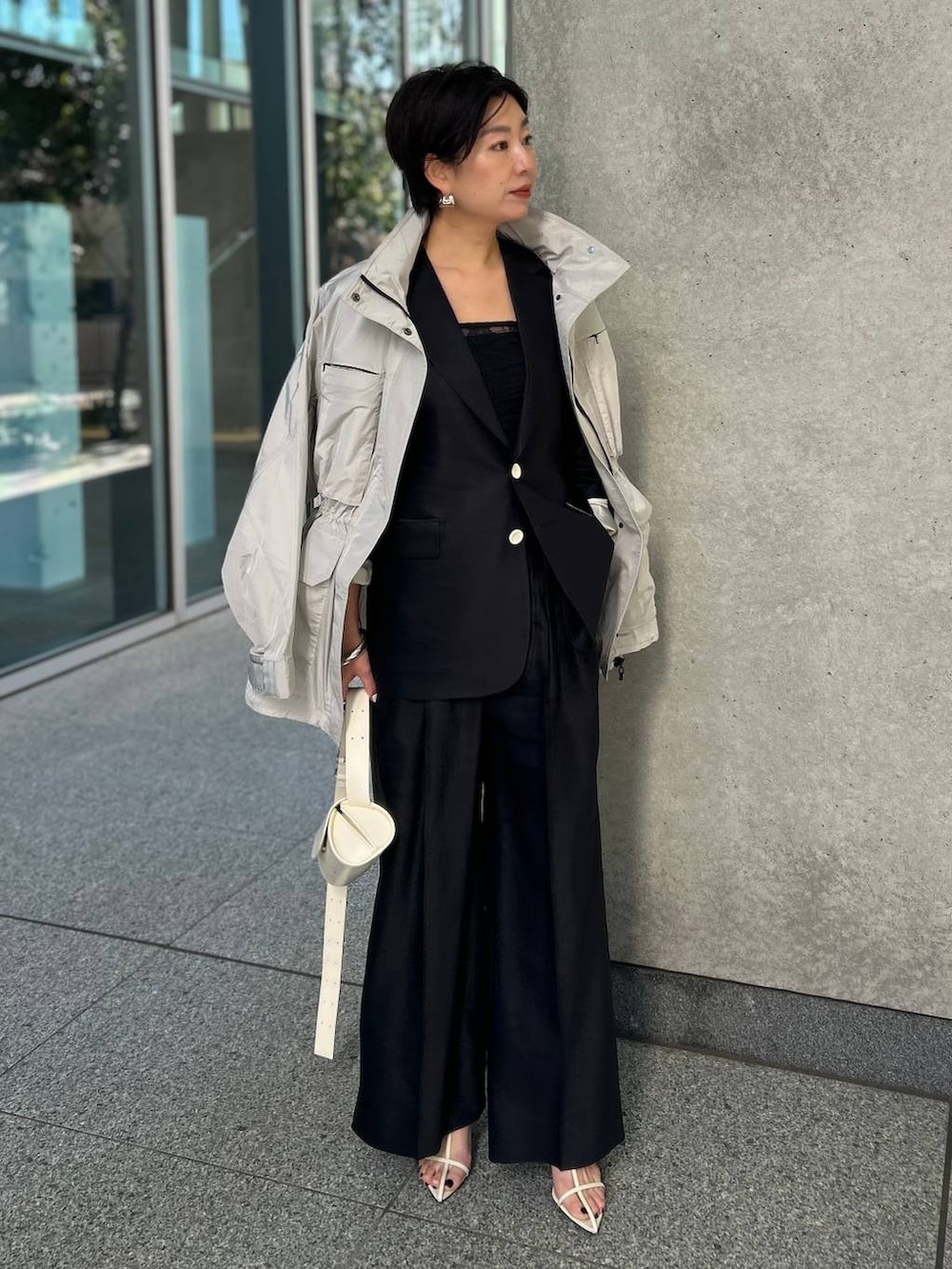 ブラック系のその他トップス、ブラック系のキャミソール、ブラック系のスラックスを着用したレディースの冬コーディネートの2枚目の写真