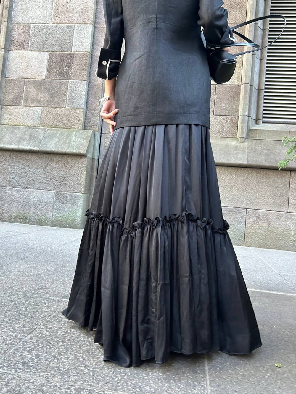 ベージュ系のタンクトップ、ブラック系のサンダル、ブラック系のテーラードジャケットを着用したレディースの冬コーディネートの9枚目の写真