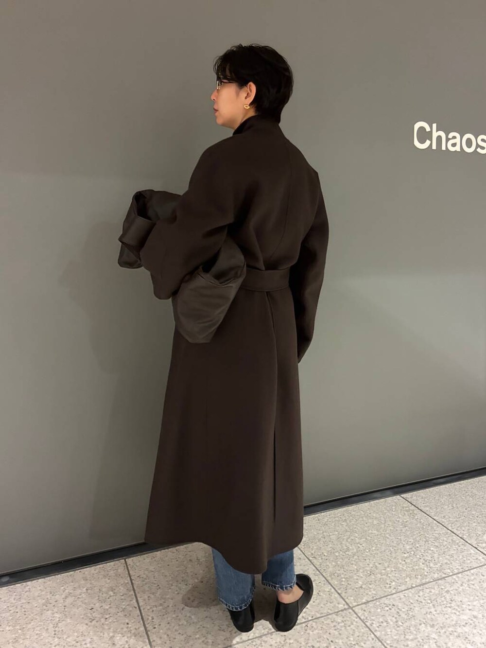 ブルー系のデニムパンツ、ブラウン系のニット/セーター、ブラウン系のノーカラーコートを着用したレディースの秋コーディネートの7枚目の写真