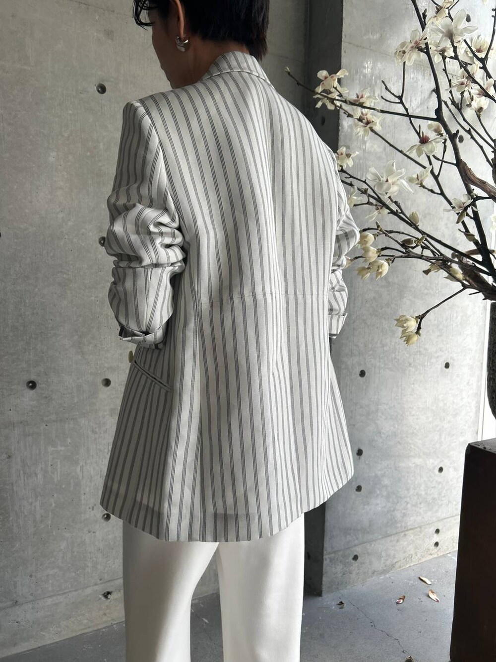 ホワイト系のその他パンツ、ホワイト系のタンクトップ、ベージュ系のサンダルを着用したレディースの冬コーディネートの5枚目の写真