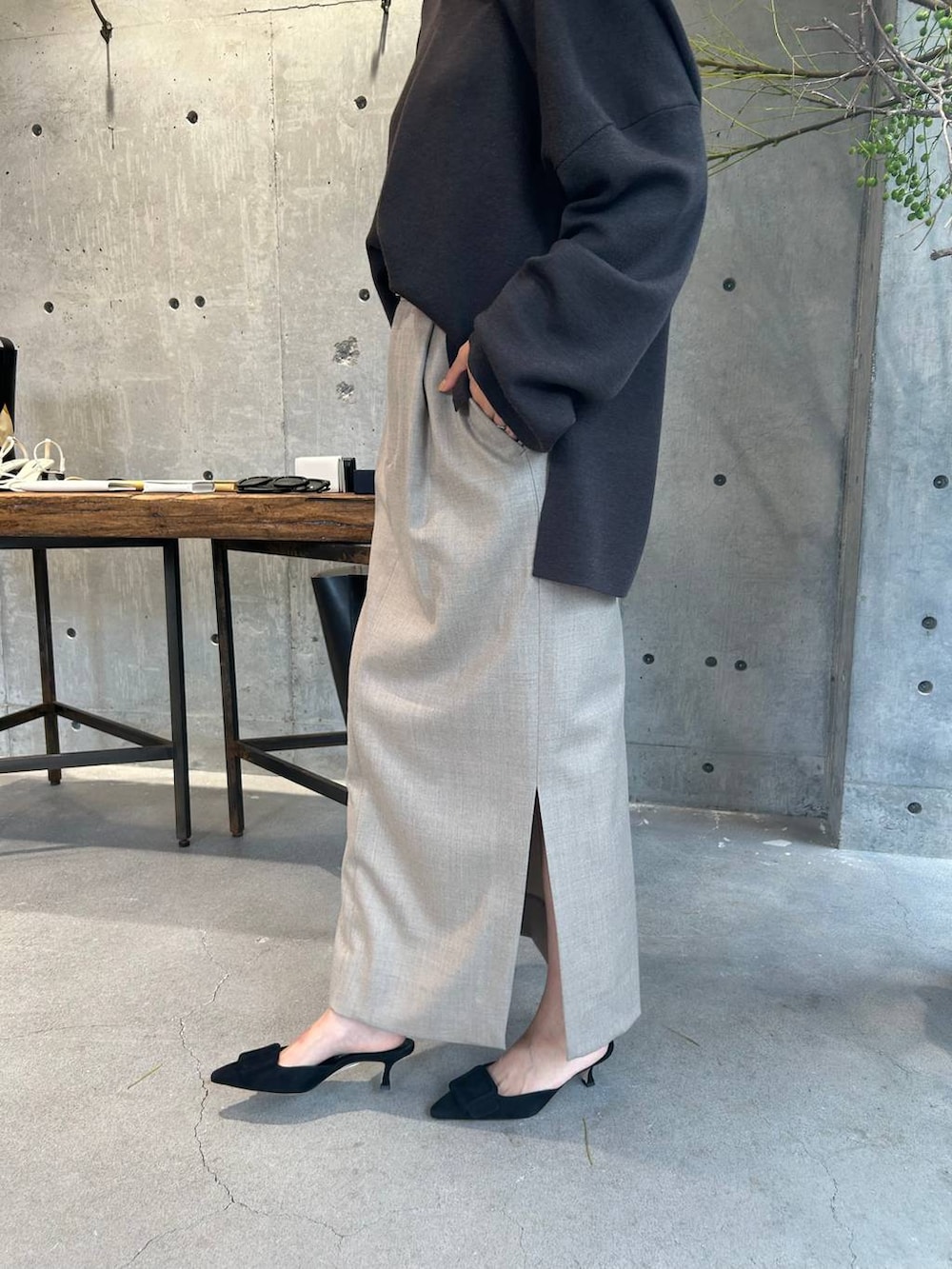 ブラウン系のニット/セーター、ベージュ系のスカート、ベージュ系のスカートを着用したレディースの秋コーディネートの8枚目の写真