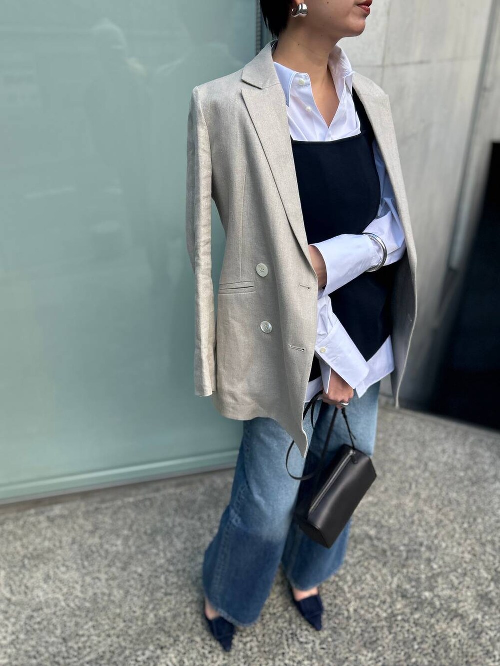 ホワイト系のシャツ/ブラウス、ブルー系のタンクトップ、ブルー系のデニムパンツを着用したレディースの冬コーディネートの5枚目の写真