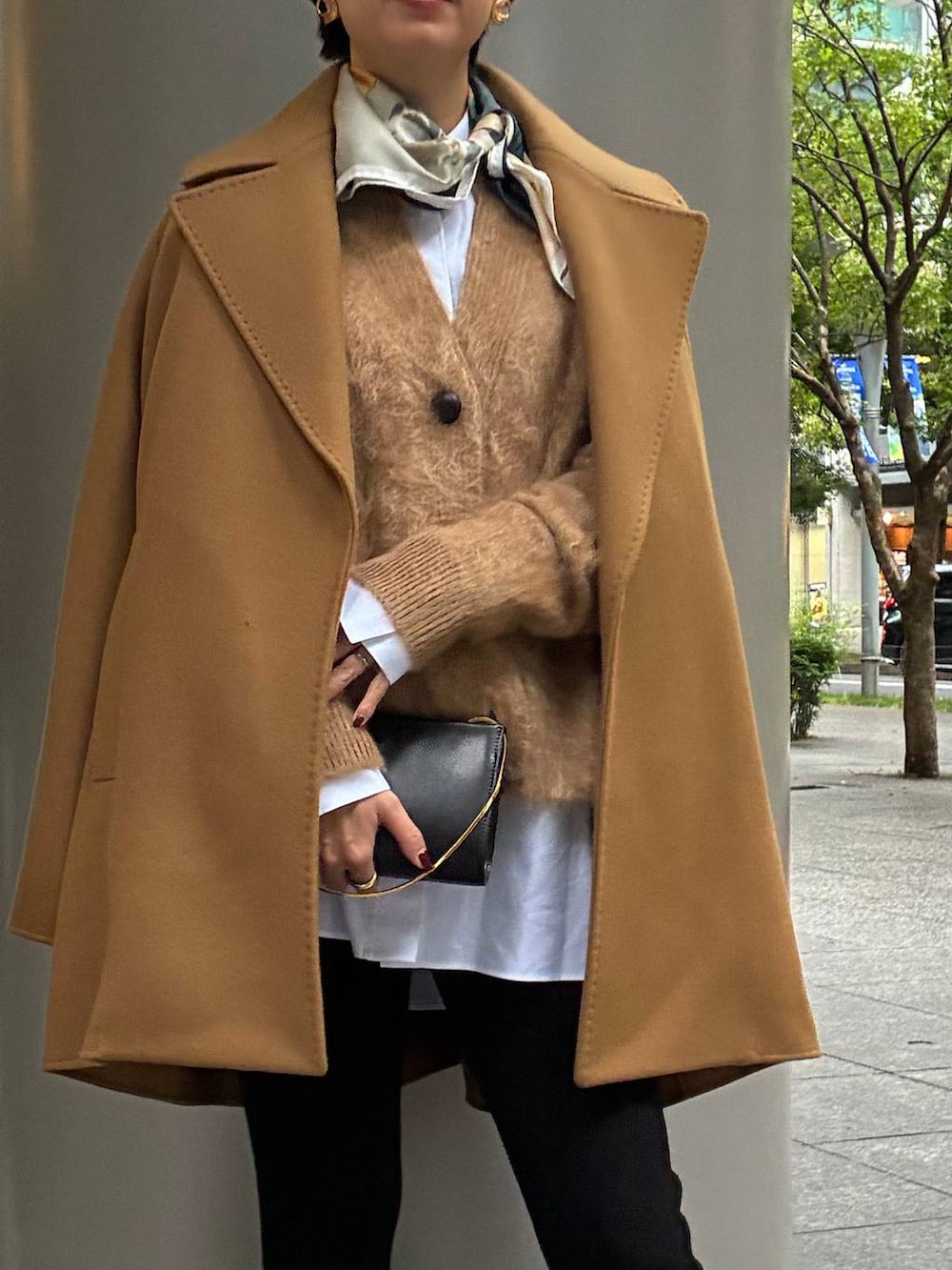 ホワイト系のシャツ/ブラウス、ブラック系のその他パンツ、イエロー系のその他アウターを着用したレディースの秋コーディネートの4枚目の写真