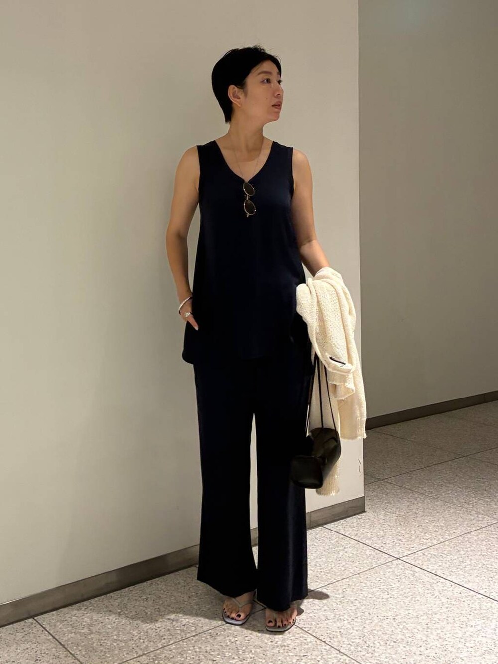 ブルー系のその他パンツ、ブルー系のシャツ/ブラウス、ホワイト系のニット/セーターを着用したレディースの夏コーディネートの7枚目の写真