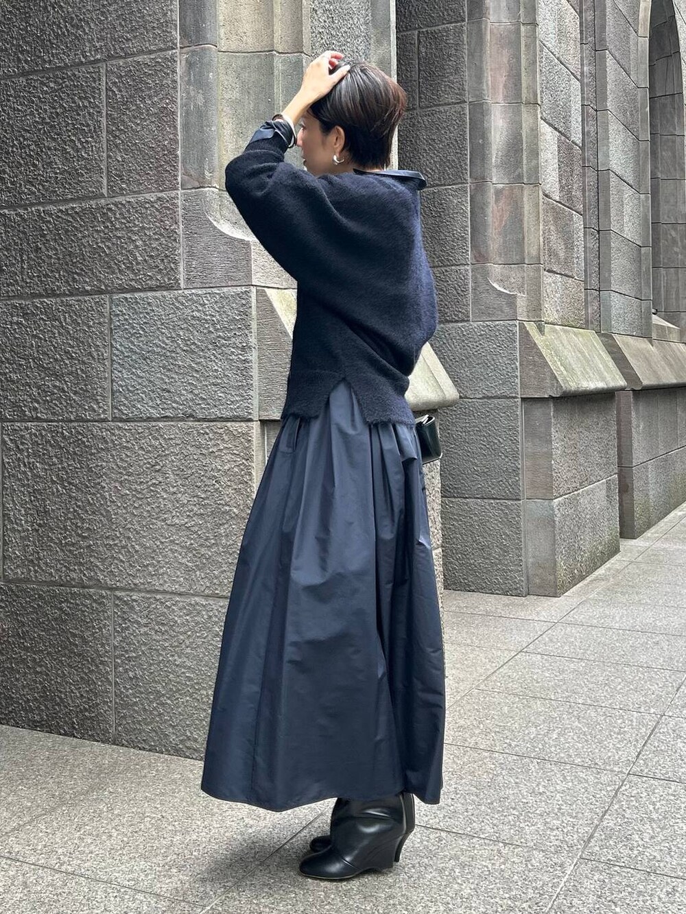 ブルー系のカーディガン/ボレロ、ブルー系のシャツ/ブラウス、ブルー系のスカートを着用したレディースの秋コーディネートの3枚目の写真