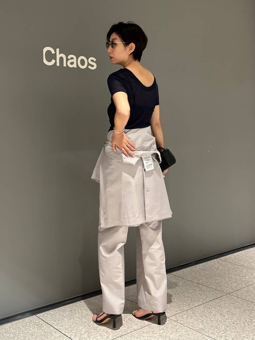 ブラック系のキャミソール、ブルー系のTシャツ/カットソー、ブラック系のタンクトップを着用したレディースの夏コーディネートの8枚目の写真