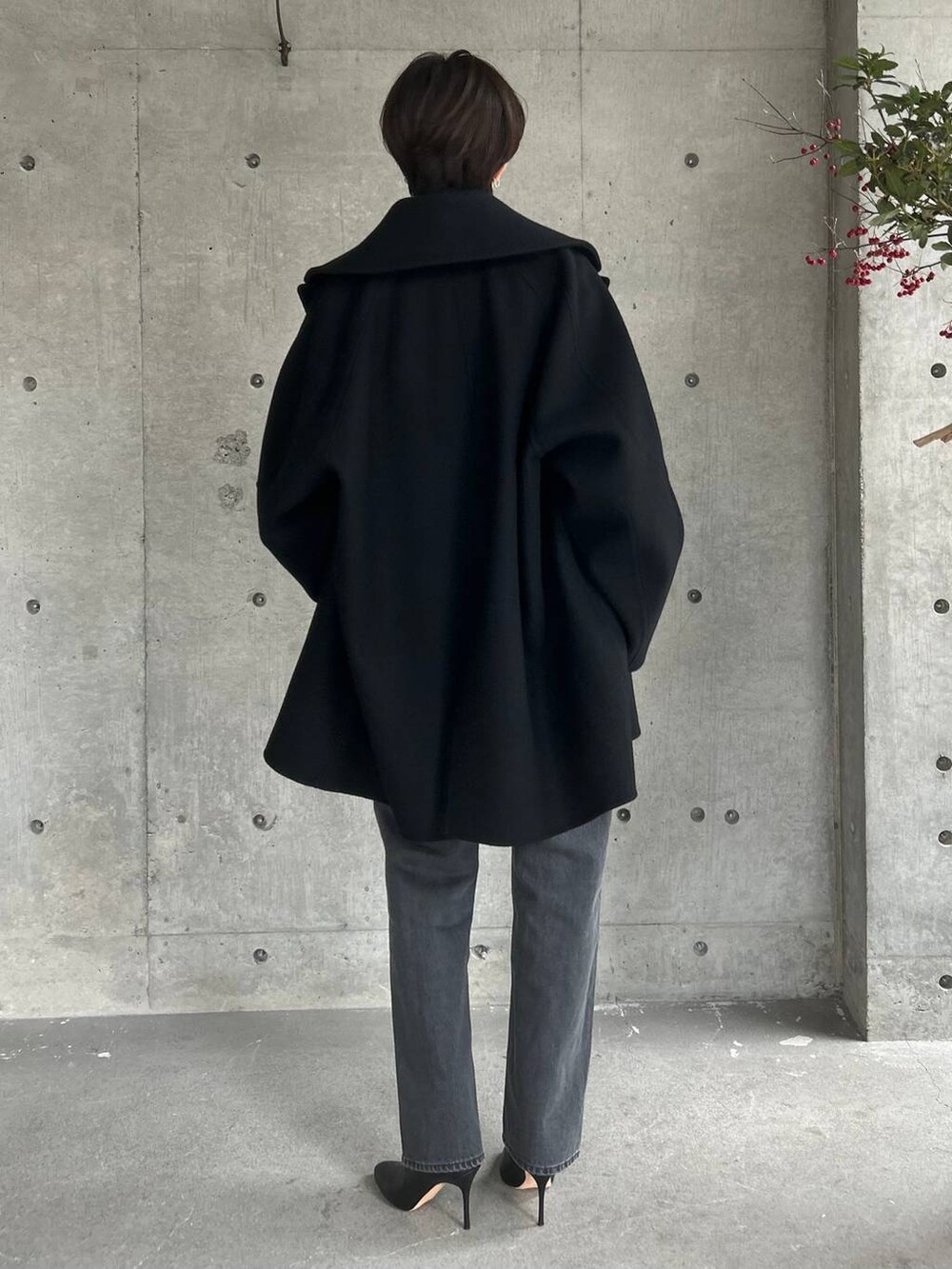 ブラック系のデニムパンツ、ホワイト系のシャツ/ブラウス、ブラック系のボディバッグ/ウエストポーチを着用したレディースの秋コーディネートの9枚目の写真