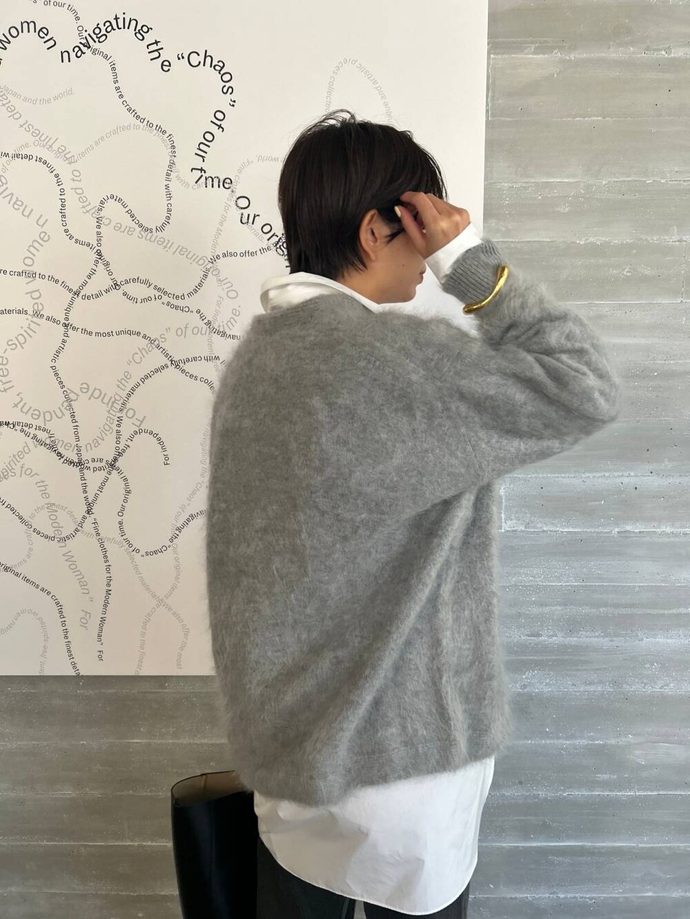 ブラック系のデニムパンツ、ホワイト系のシャツ/ブラウス、グレー系のカーディガン/ボレロを着用したレディースの夏コーディネートの5枚目の写真