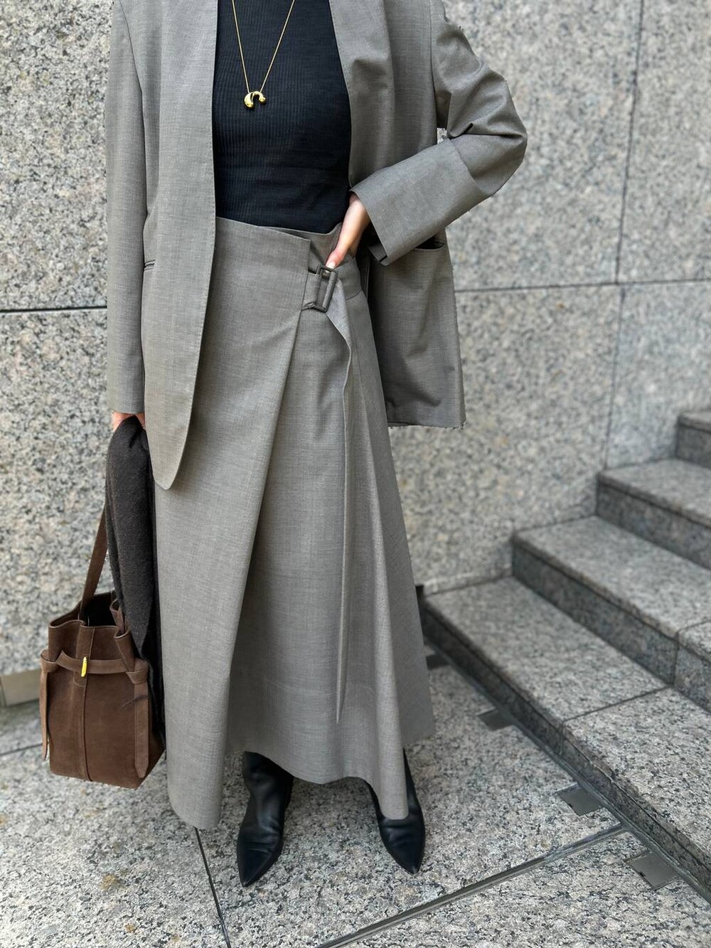 ホワイト系のその他トップス、ブラック系のニット/セーター、ベージュ系のノーカラージャケットを着用したレディースの冬コーディネートの8枚目の写真