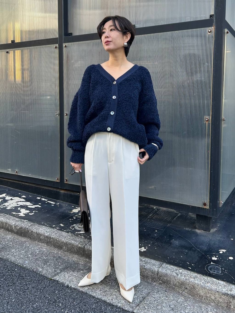 ブルー系のカーディガン/ボレロ、グレー系のノーカラーコート、ホワイト系のスラックスを着用したレディースの冬コーディネートの5枚目の写真